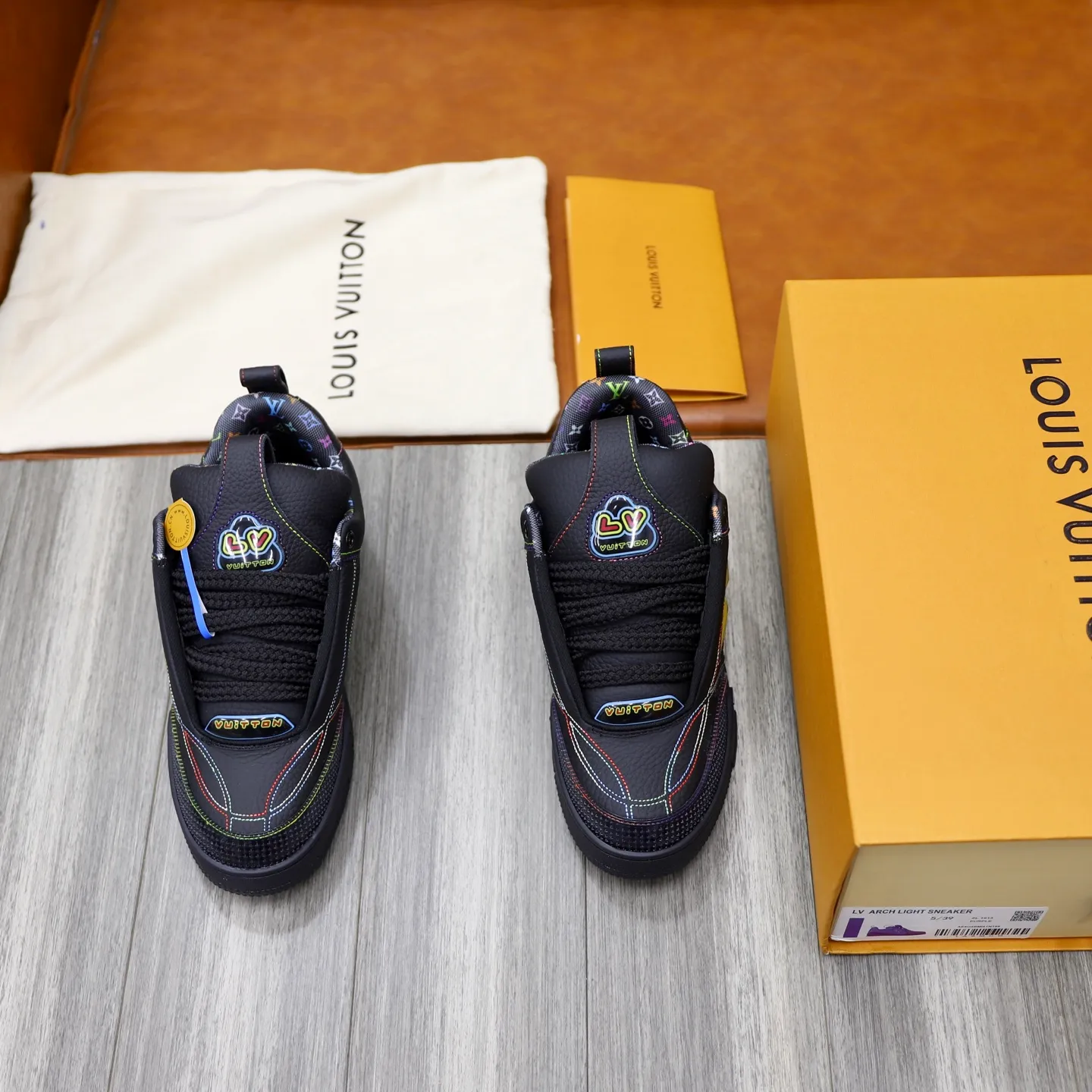 Men's shoes 💰: 860💰 LV Louis Vuitton TRAINER new sneakers are shipped. Louis Vuitton men's artistic director Virgil Abloh took inspiration to create this LV Trainer sneaker. Yingze crystal inlays present a colorful effect, with two gorgeous effect colors to choose from. The LV diamond letter logo badge on the tongue is gorgeous and noble. The LV letters are decorated on the side. The outsole is decorated with a Monogram flower pattern. It shows the trend of elegance and nobility! Men's model: 39-44 (38, 45, 46 customized)